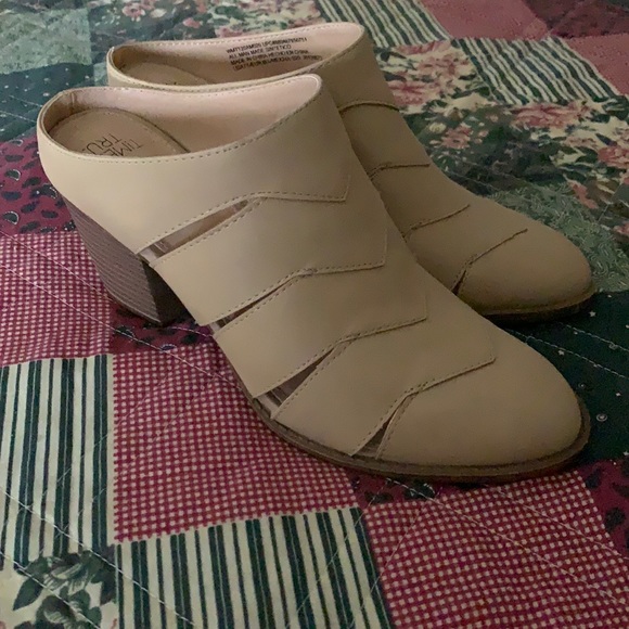 Time and Tru Shoes - Tan Slides Shoes 7.5